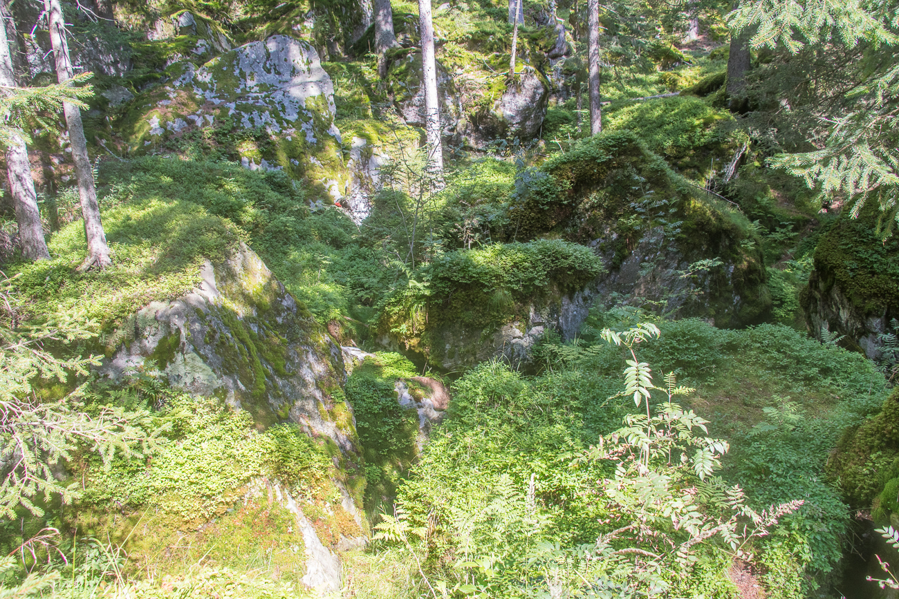 "Eislöcher", hier kann man auch im Sommer noch Eisreste unter den Felsen finden