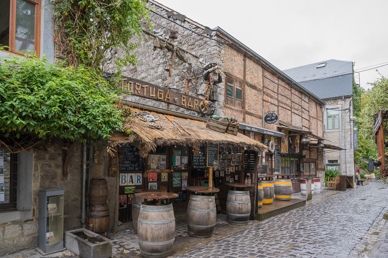 Nett aufgemachte Bar