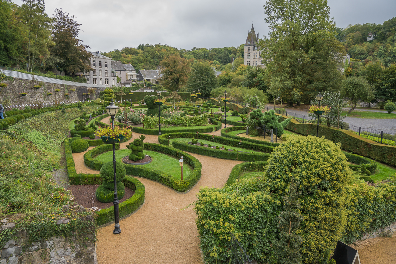 Am Ufer der Ourthe befindet sich der Formbaumgarten „Jardin Topiaire“