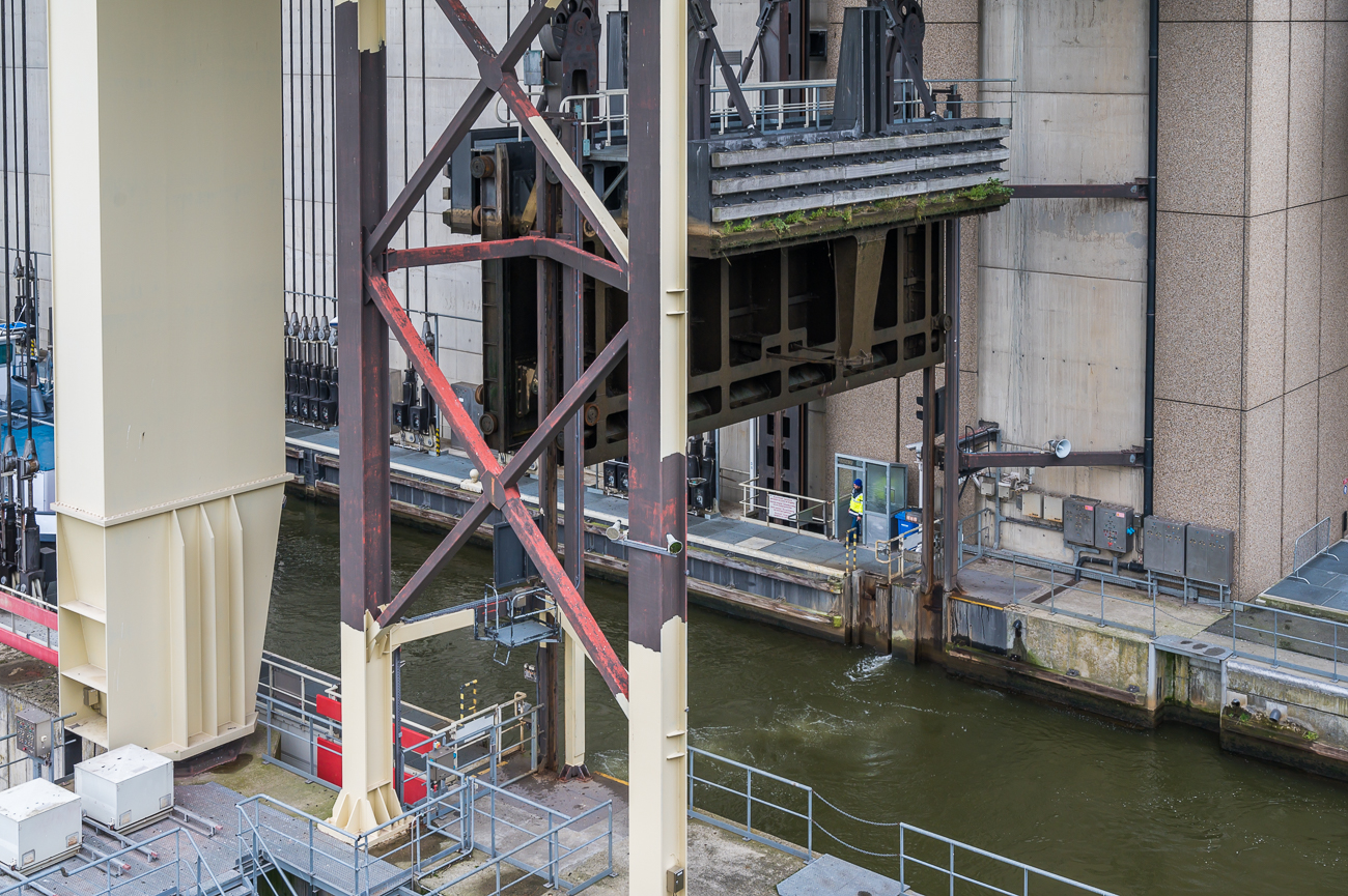 Gerade ist ein Schiff eingefahren, das Schleusentor wird geschlossen