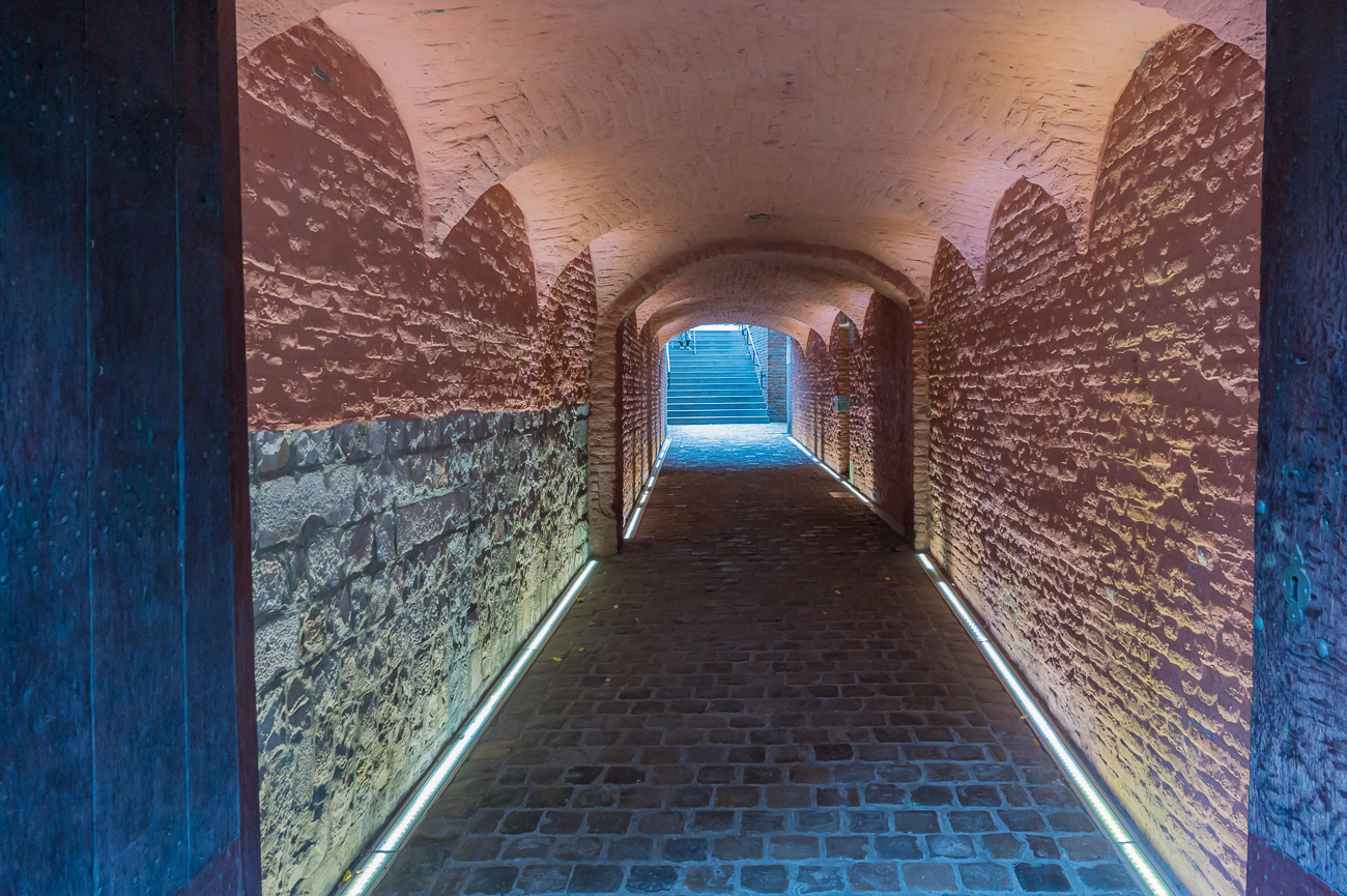 Der beleuchtete Durchgang ... 