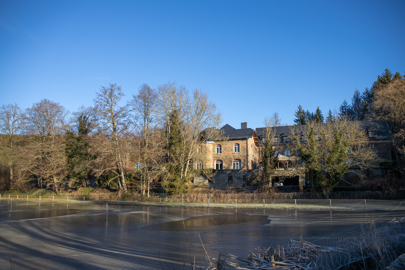 Die Fische in den Teichen sind mit Netzen vor den Reihern geschützt