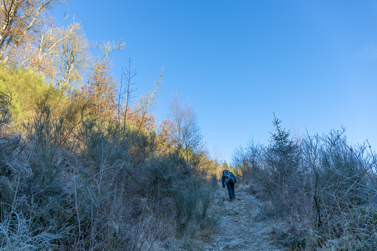 Wir überqueren einen Bergrücken