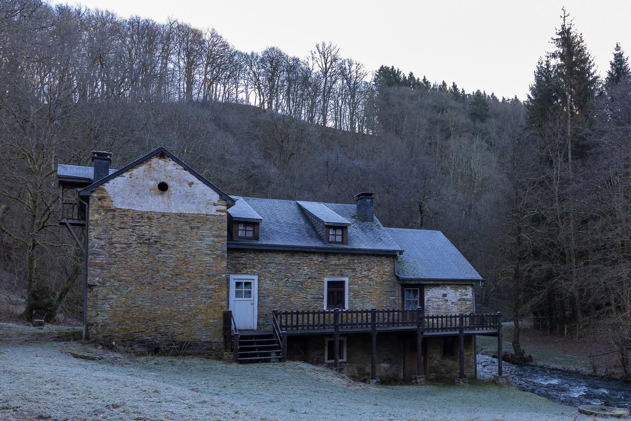 Auf der anderen Seite des Berges erreichen wir den Bach Ruisseau de Martin-Moulin