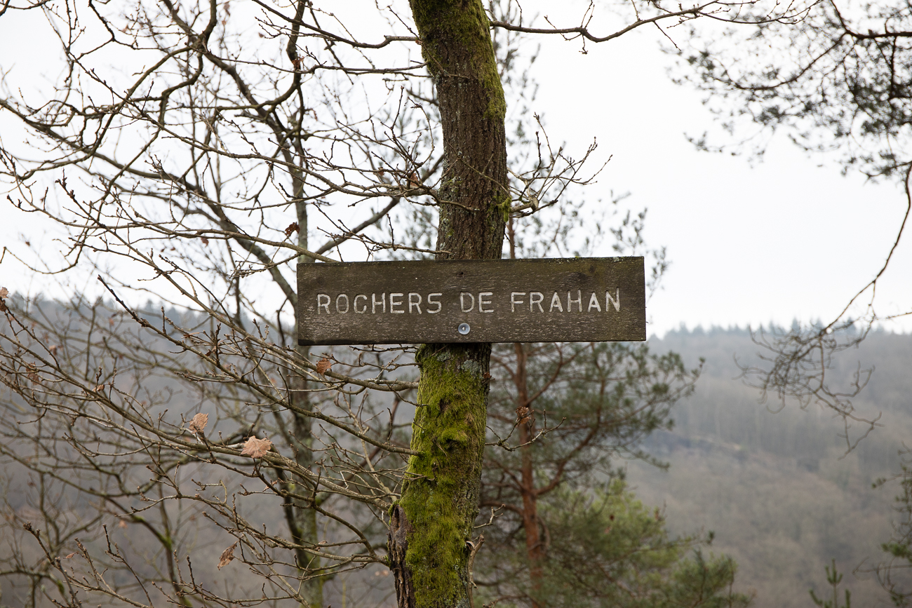 Nun geht es steil zu den Rochers de Frahan hinauf