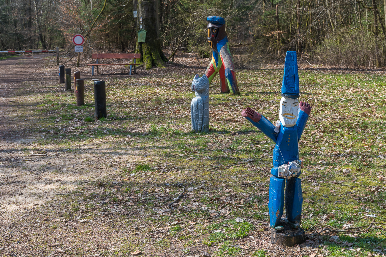 Au&szlig;erdem wurden viele bunte Figuren aufgestellt ...