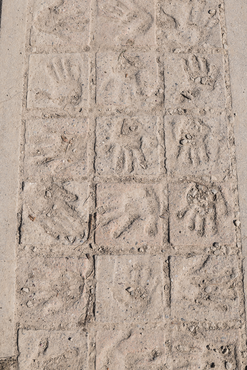 Kinderh&auml;nde in Beton