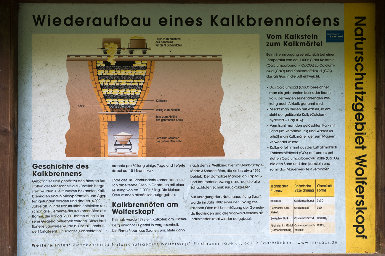 An einem Kalkbrennofen im Wald