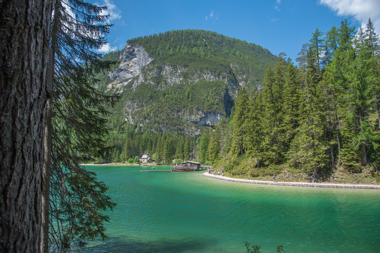 Blick zur Hütte und der Kapelle