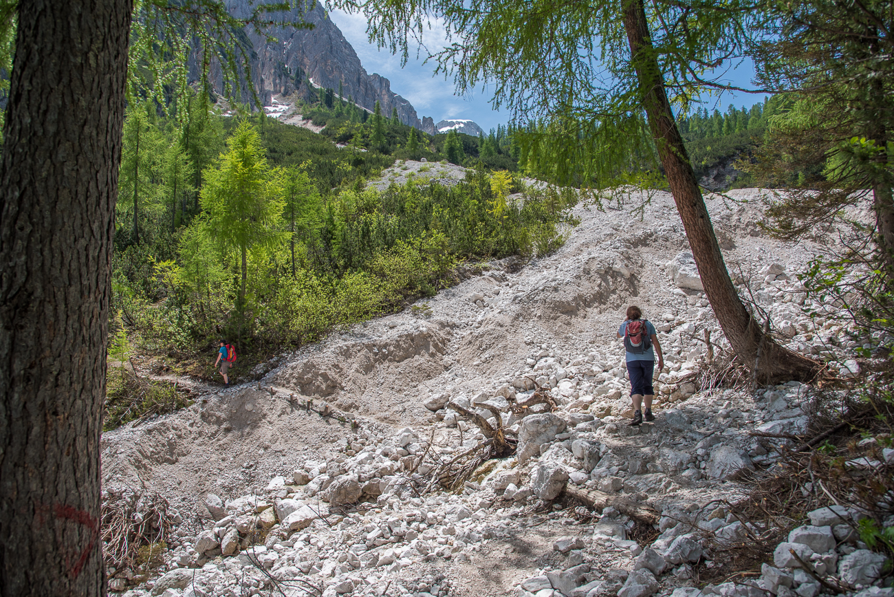 Ein Bachbett wird überquert