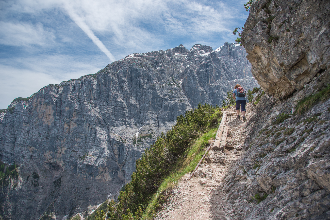 Links geht es steil hinunter