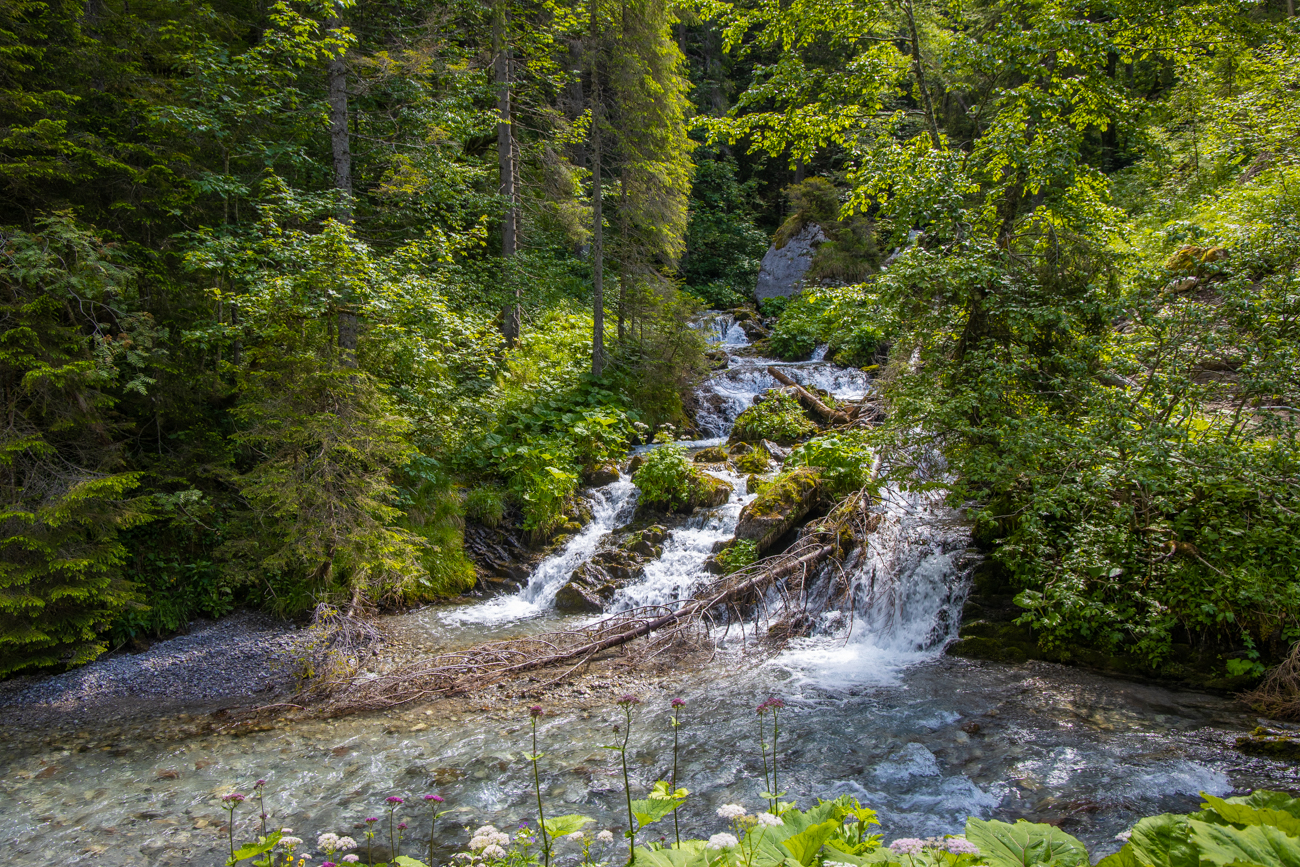 ... &uuml;ber mehrere Kaskaden ins Tal