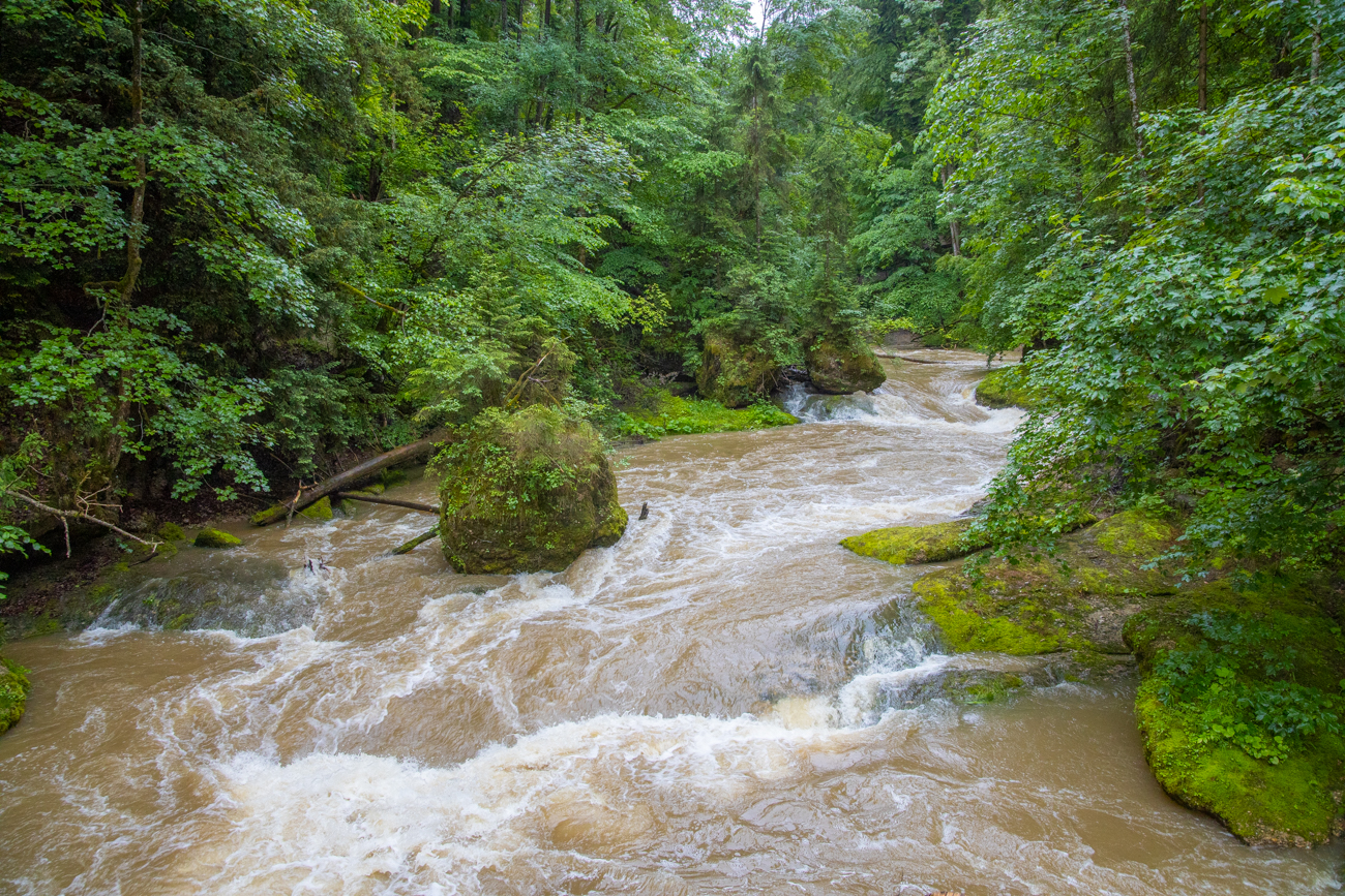 Hier wird der Fluss gezw&auml;ngt, oberhalb der Br&uuml;cke ...