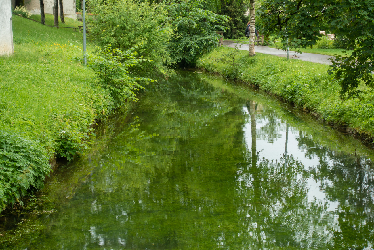 Wasserlauf entlang der Stadtmauer
