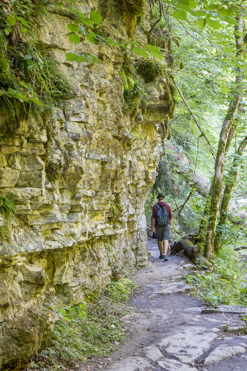 Schmale Wege führen zwischen Felsen und Wutachufer hindurch