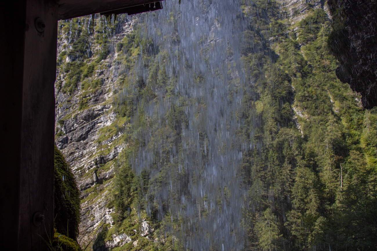 Hinter dem Wasserfall