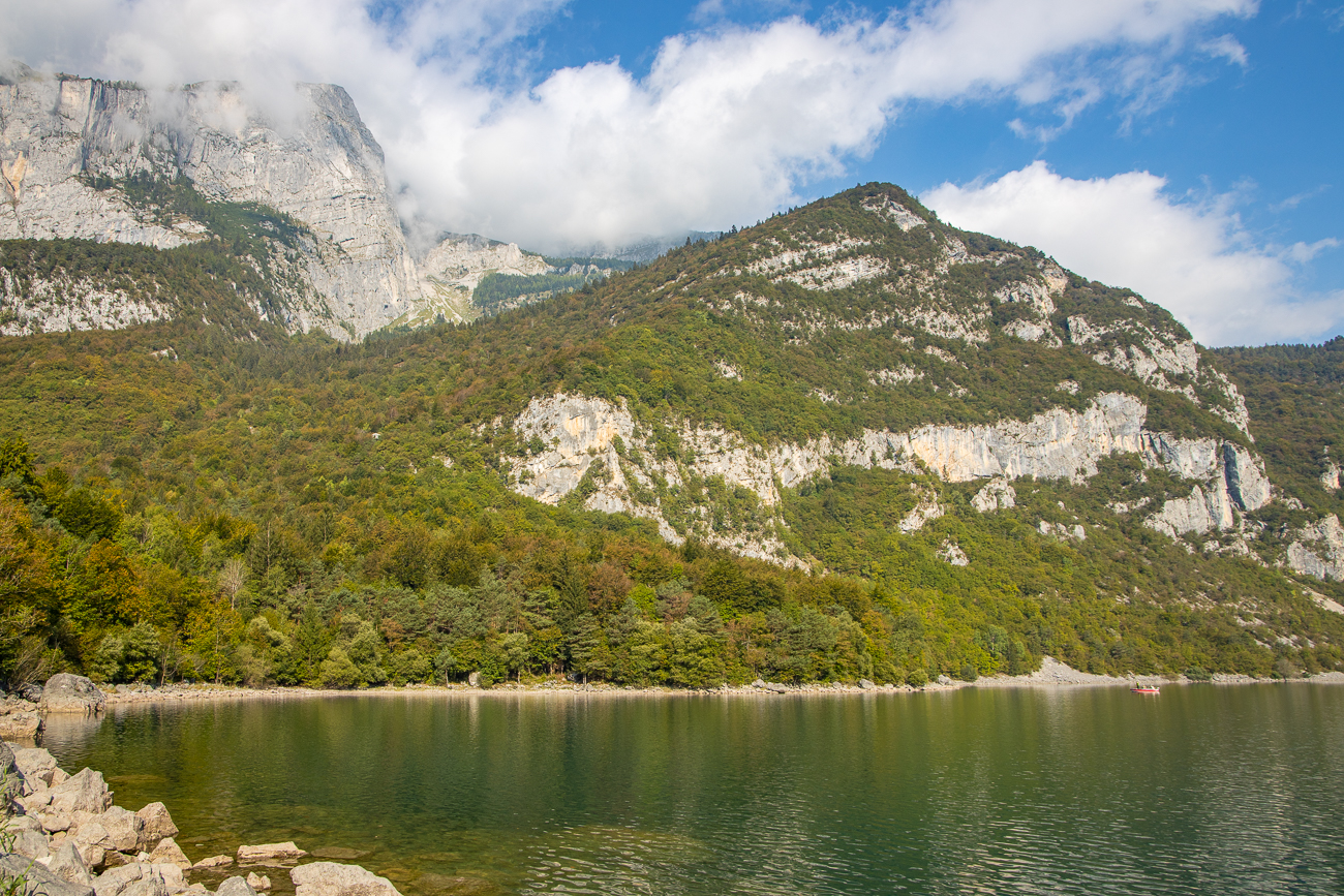 Ufer des Lago di Molveno