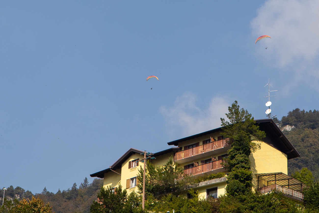 Gleitschirmflieger über dem Ort