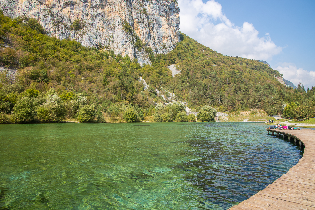 Schöner kleiner See direkt an den Felsen