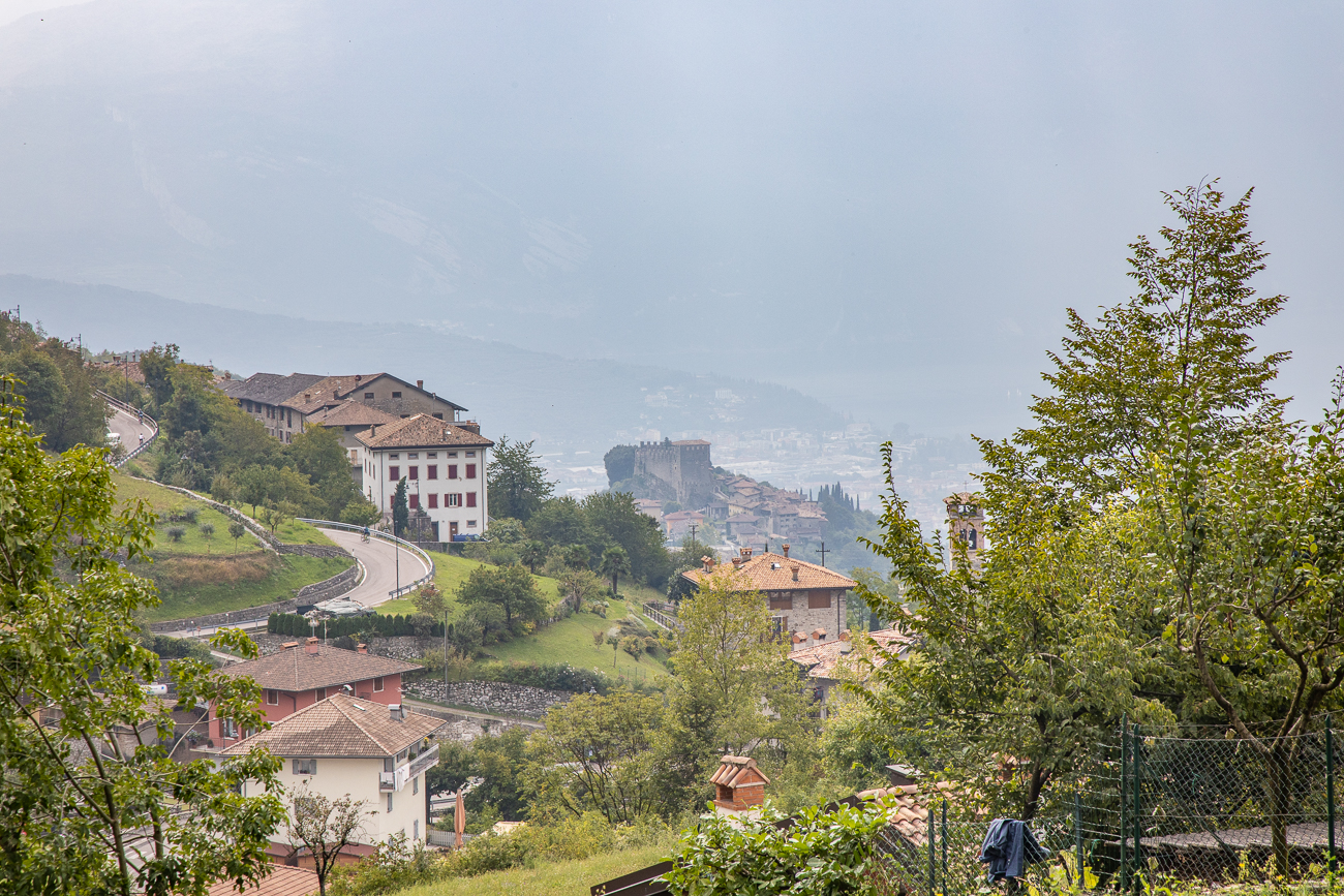 Von der Anhöhe aus kann man bis zum Castel von Tenno schauen
