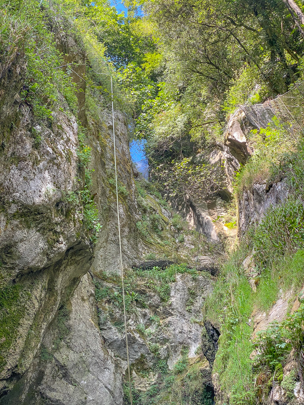 Von dort oben kommt das Wasser in die Schlucht