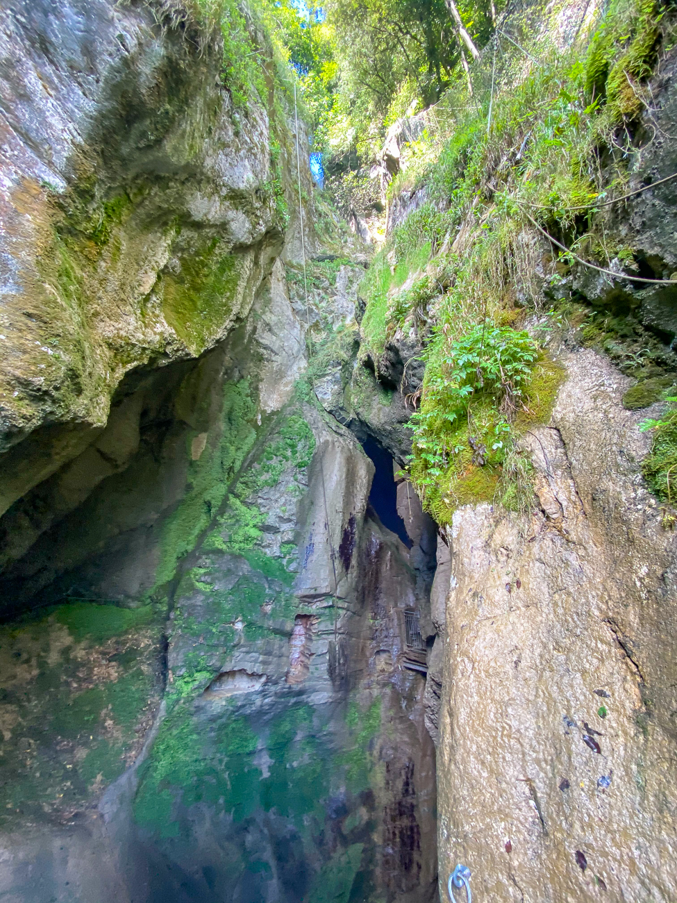 ... und fällt in die Schlucht