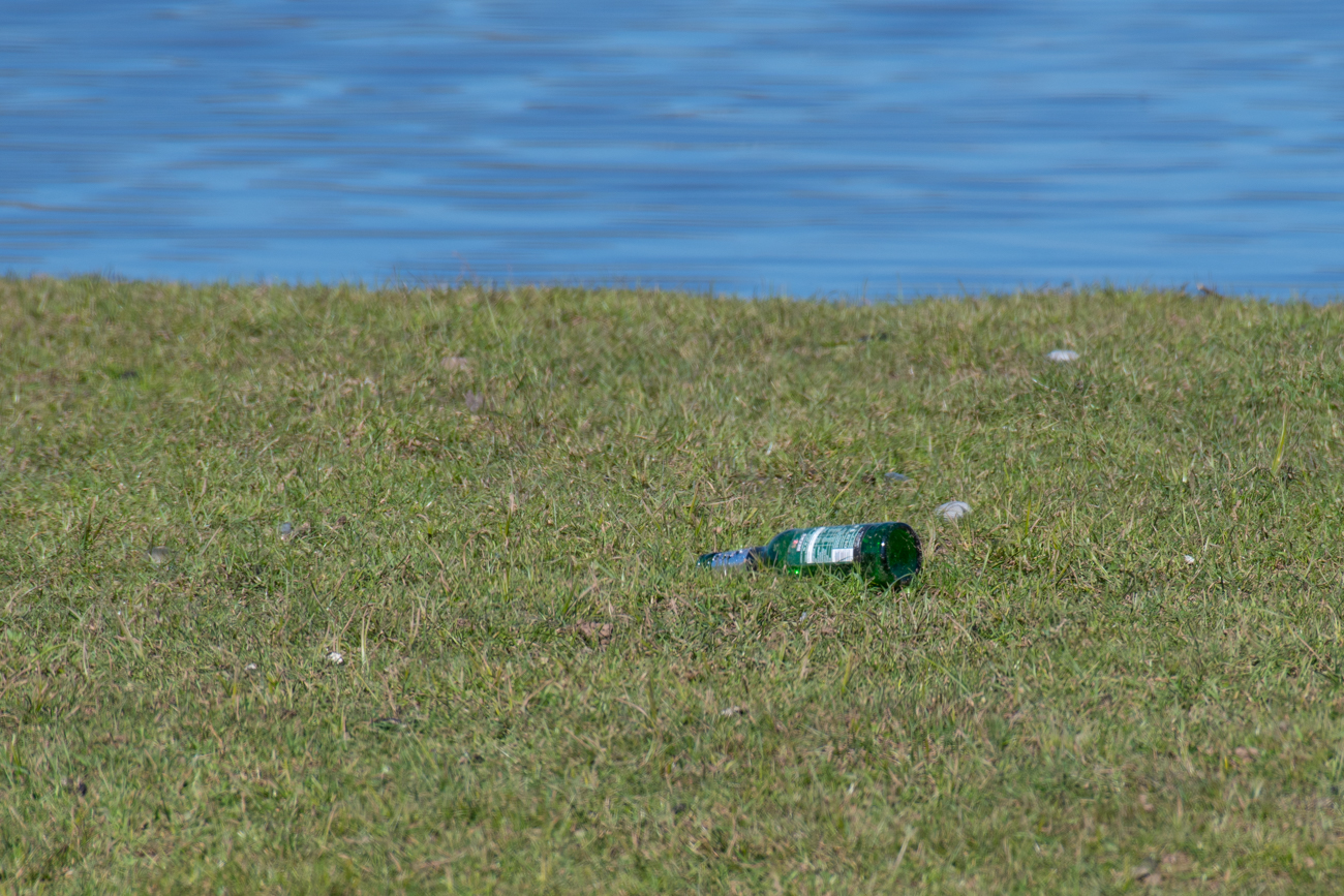 Warum werfen irgendwelche Idioten ihren M&uuml;ll ins abgesperrte Naturschutzgebiet?