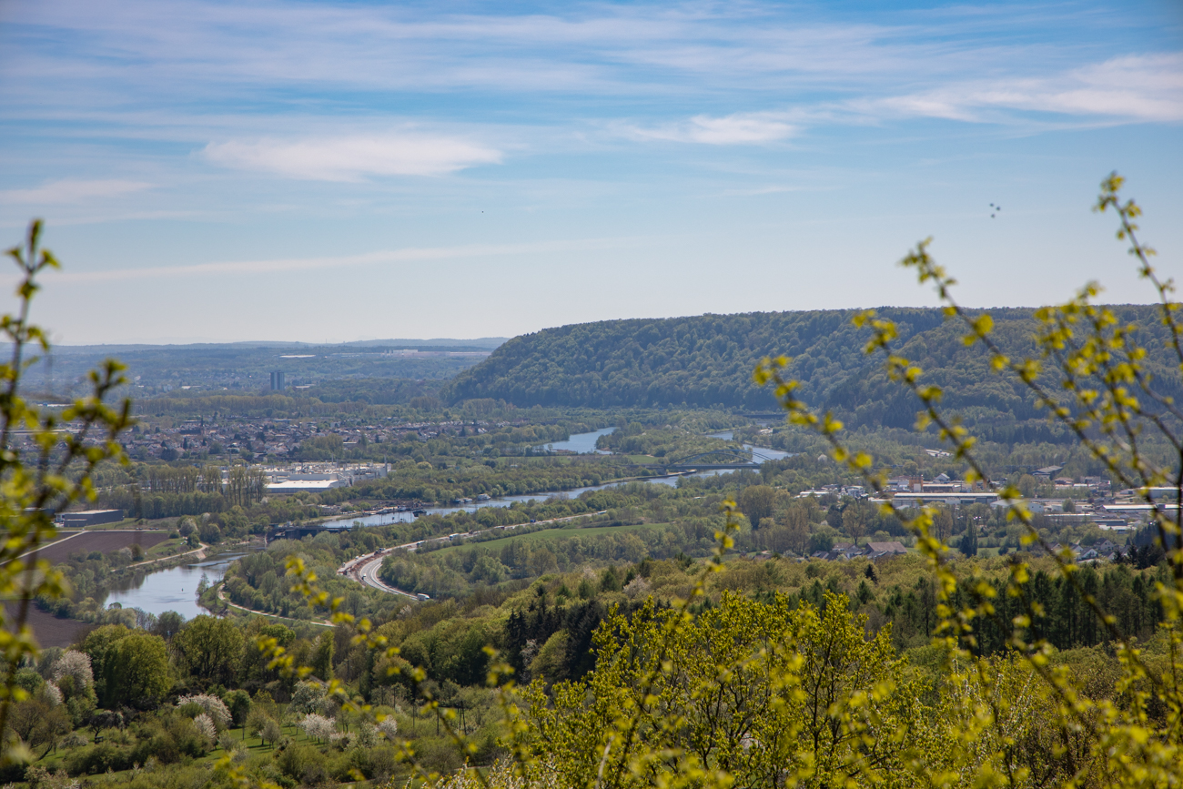 Daneben das Flussbett der Saar und die angrenzenden H&uuml;gel