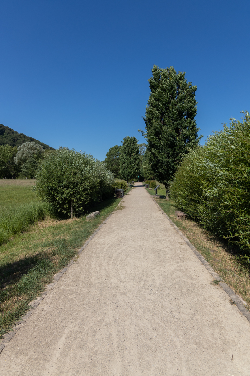 Weg vom Kastellturm zum See