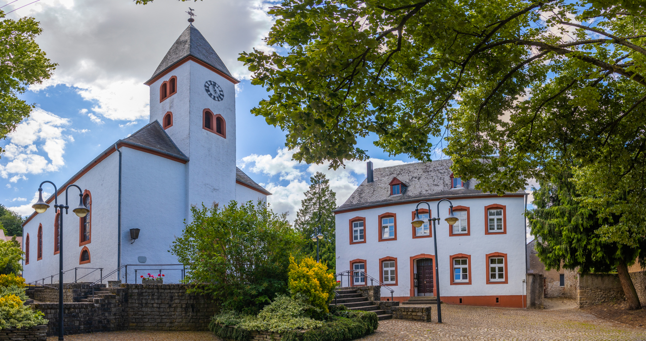 Kirche und Rathaus von Berg