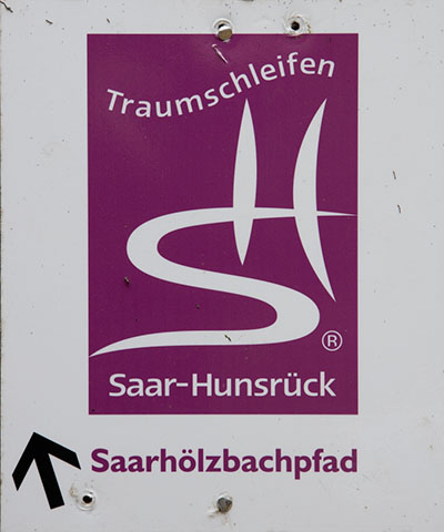 Kennzeichnung des Premiumwanderwegs "Saarh&ouml;lzbachpfad"