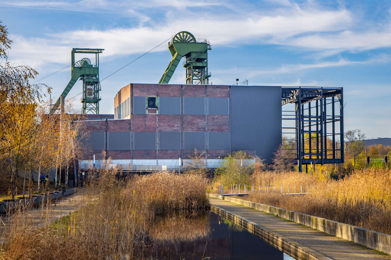 Als Restaufgabe des Bergbaus wird noch heute ein Teil der Wasserhaltung des Saarreviers in Reden betrieben. Hierzu werden noch zwei Sch&auml;chte mit je 886 Meter Teufe betriebsbereit gehalten. Das im Rahmen der Wasserhaltung aus einer Tiefe von 886 Metern gef&ouml;rderte warme Grubenwasser wird mittels W&auml;rmetauscher zum Beheizen verschiedener Geb&auml;ude auf dem Areal genutzt.