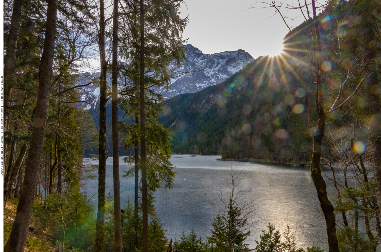Die Sonne spitzt &uuml;ber die Berge