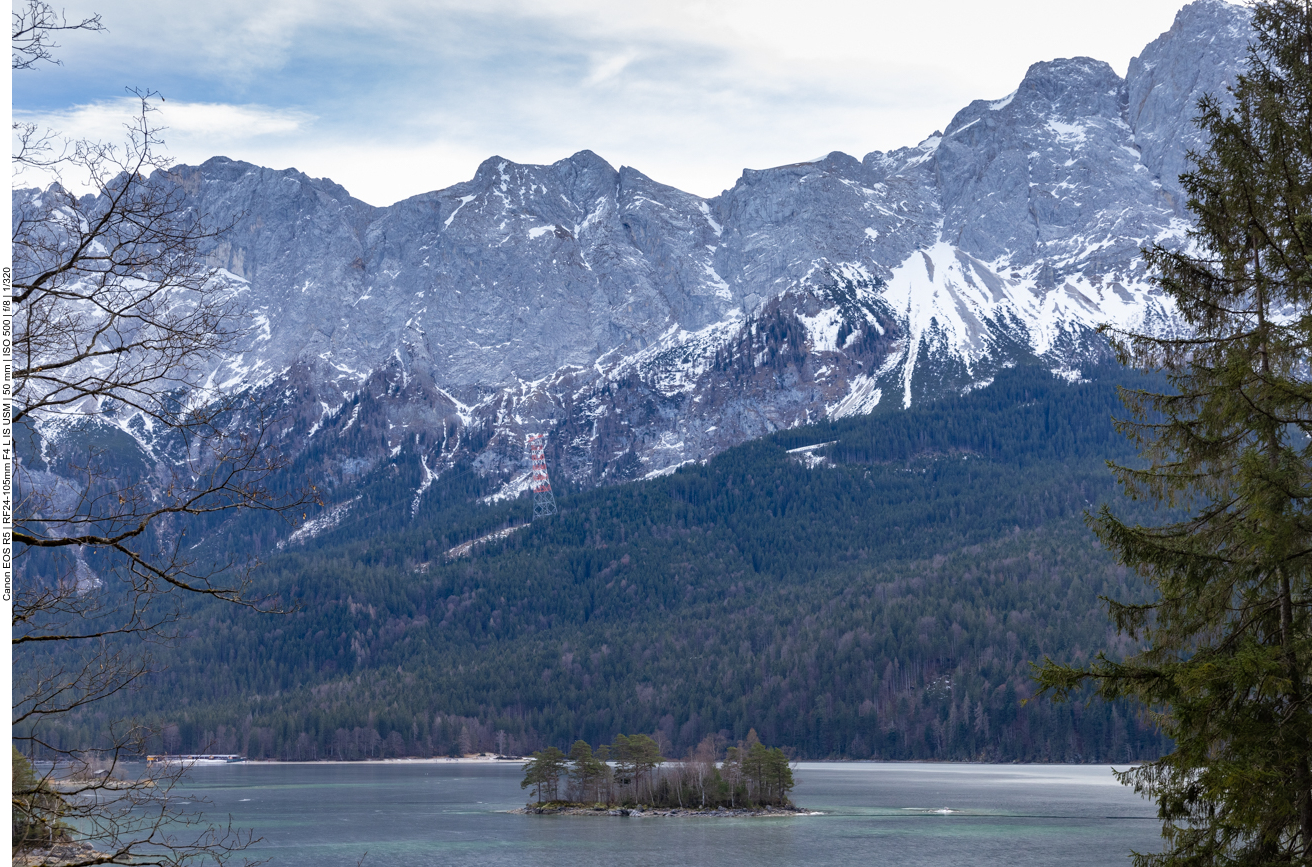 Im Hintergrund ein (rot-wei&szlig; gestrichener) Mast der (alten) Seilbahn zur Zugspitze hinauf