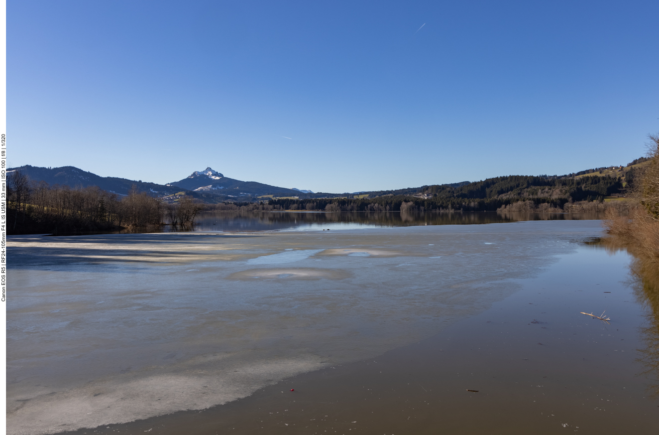 Der See ist zum Teil noch vereist