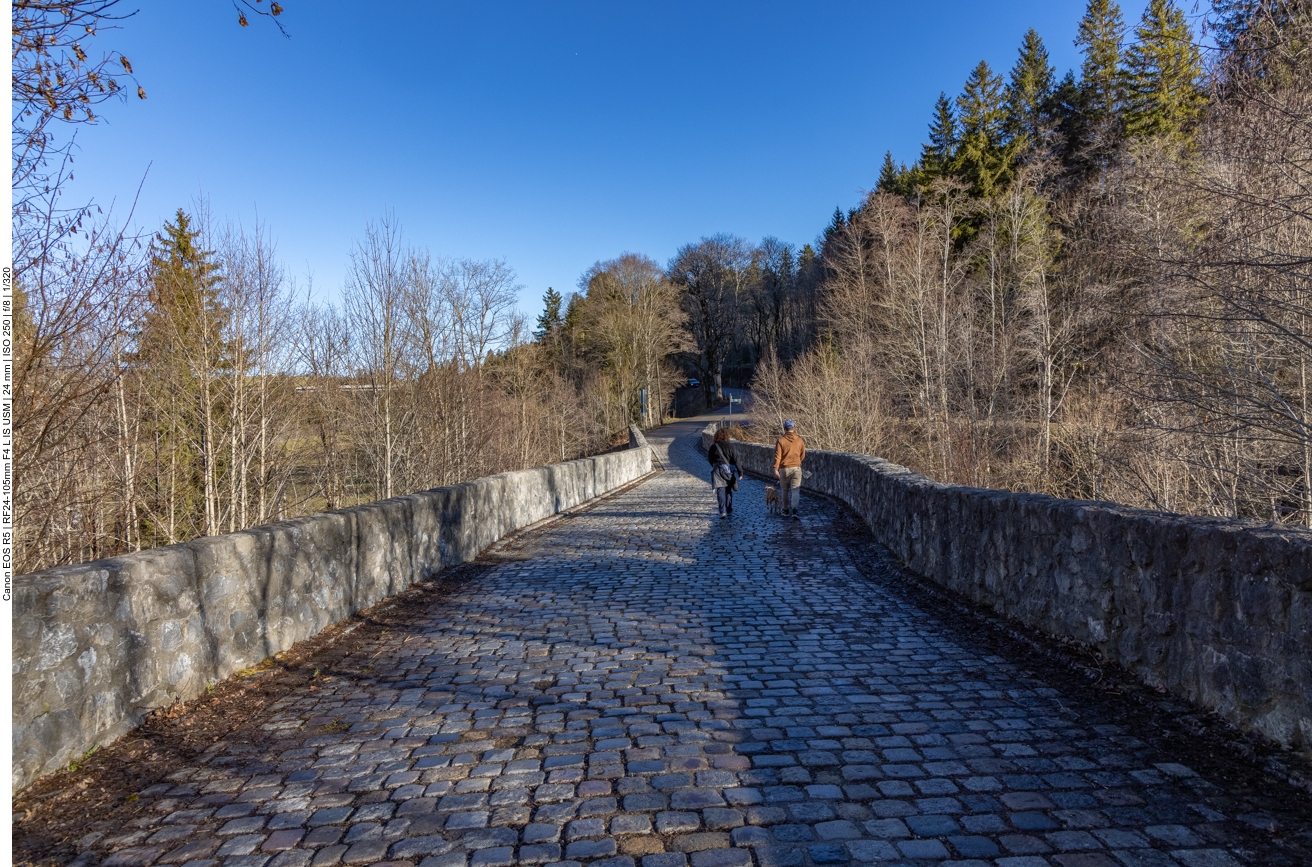 Auf der Römerbrücke überqueren wir die Wertach
