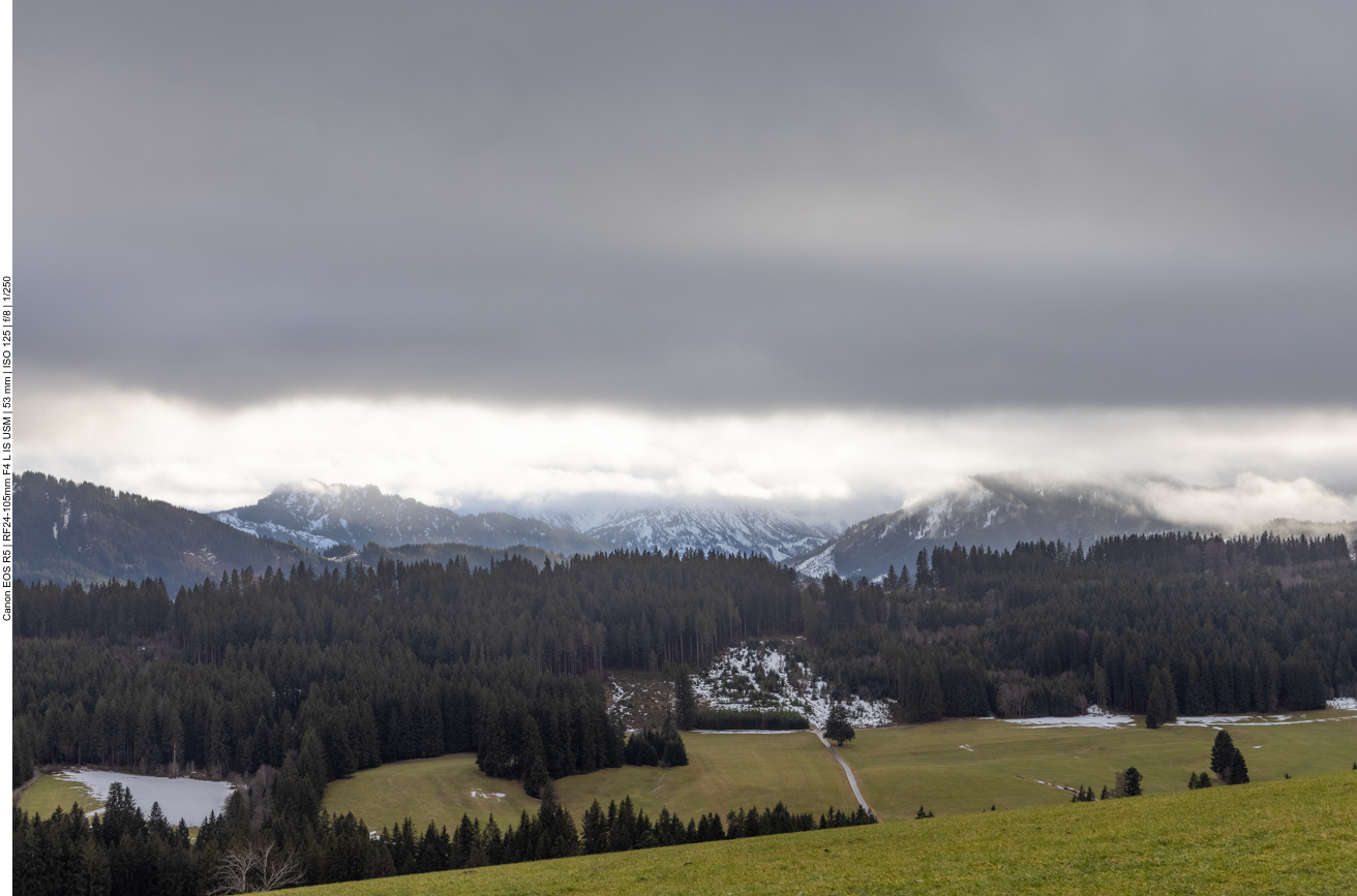 Blick auf die vernebelten Berge