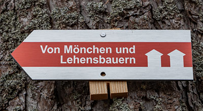 Kennzeichnung des Weges Premiumwanderweg "Von Mönchen und Lehensbauern", leider war die Kennzeichnung nicht gut :-(