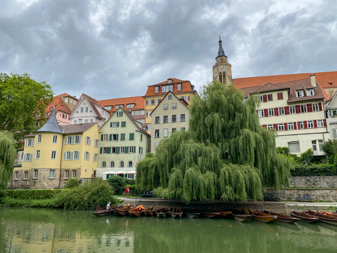 Hier kann man sich mit einem Stocherkahn auf dem Fluss fahren lassen