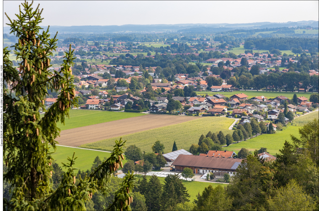 Im Zentrum des Bildes, an der Ecke des braunen Feldes, liegt unsere Ferienwohnung