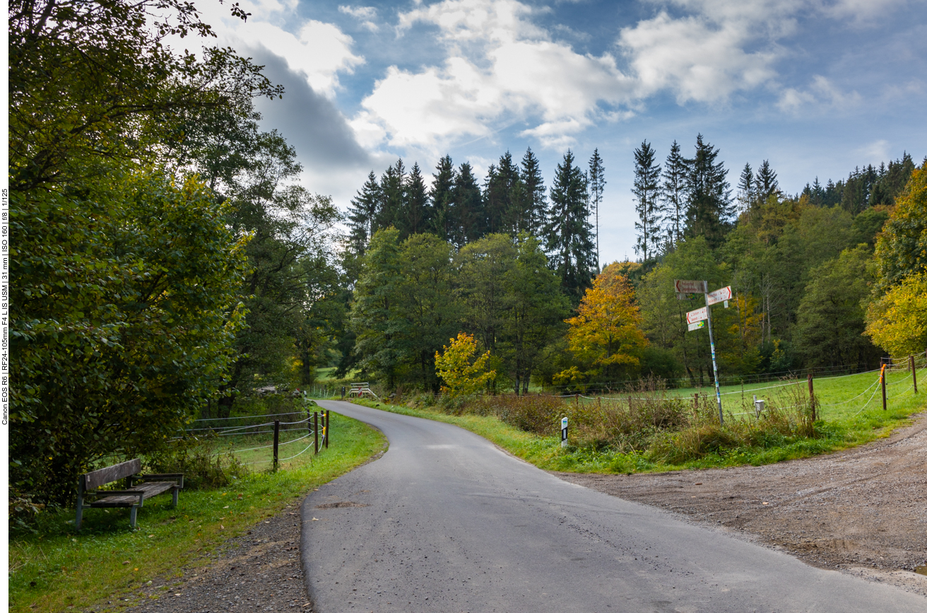 Leider muss auch ein Stück Teerstraße erwandert werden