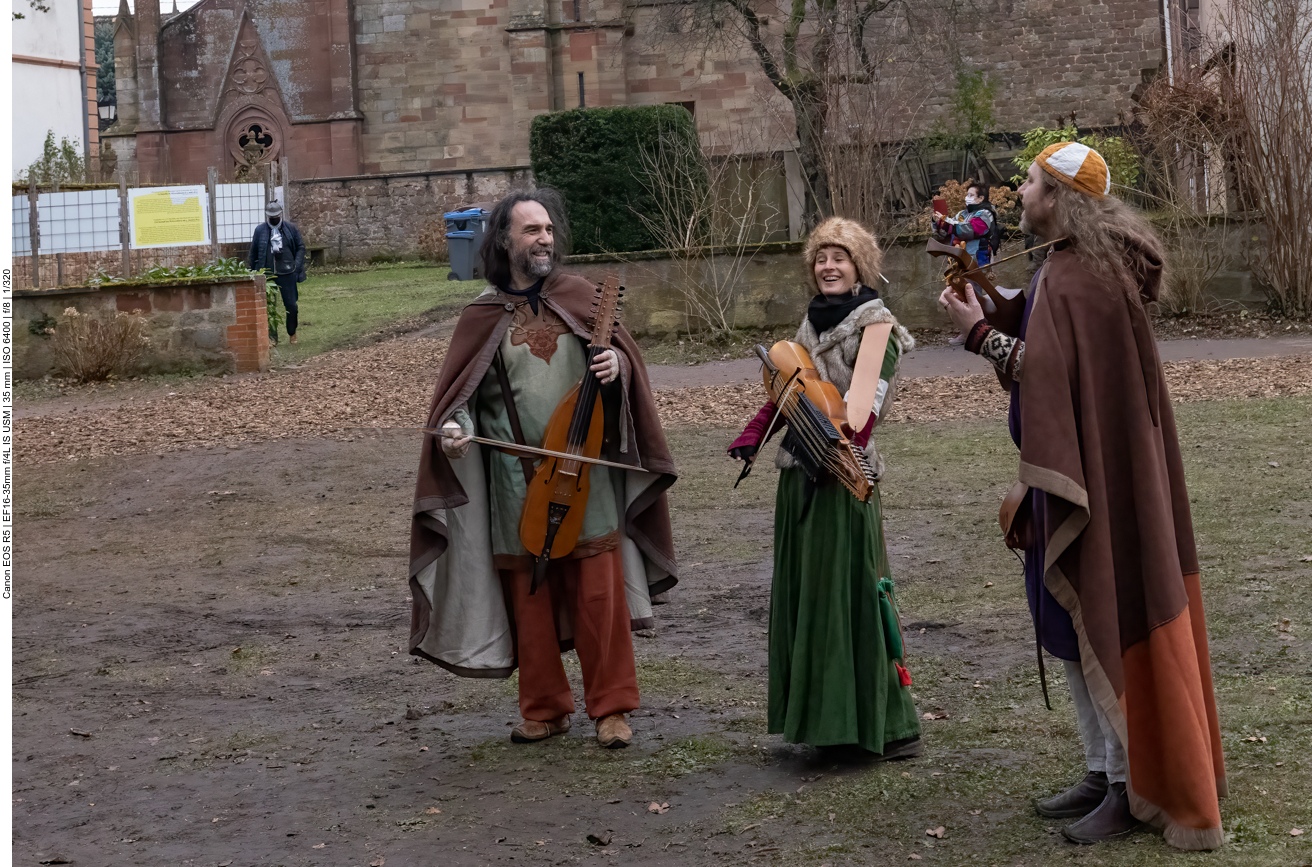 Eine mittelalterliche Musikgruppe empfängt uns