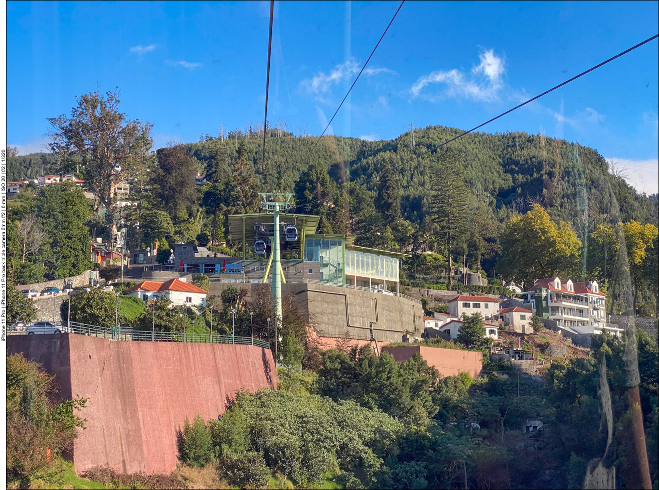 Mit der Telef&eacute;rico do Funchal fahren wir den Berg hinauf