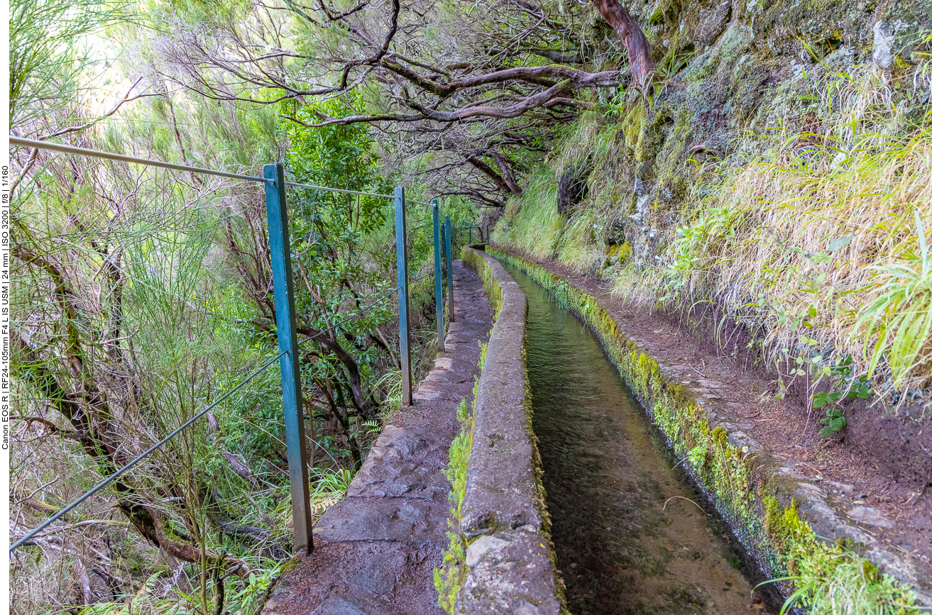Sehr schmaler Weg und aufs Geländer darf man sich auch nicht verlassen ...