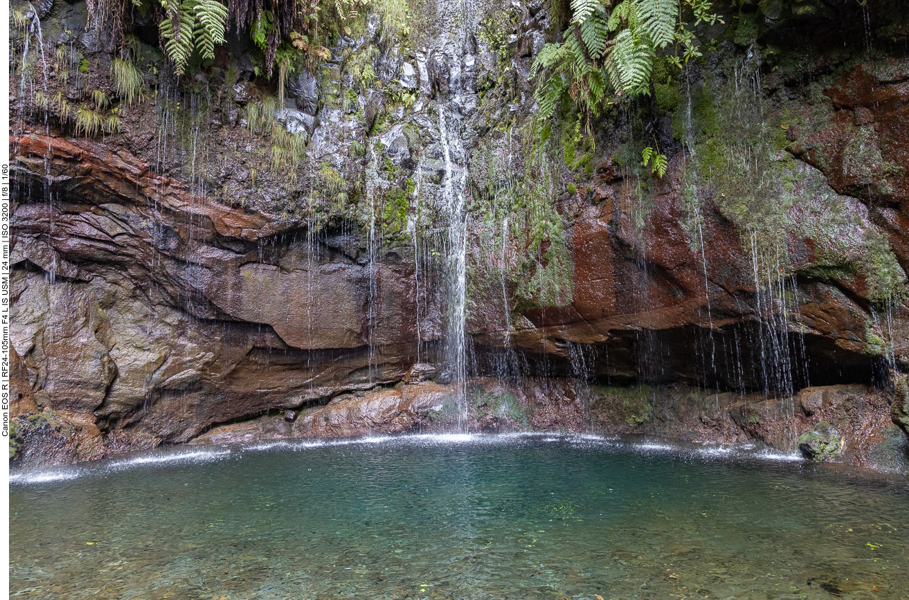 ... bis zu den 25 "Quellen", die den Felsen herab rieseln