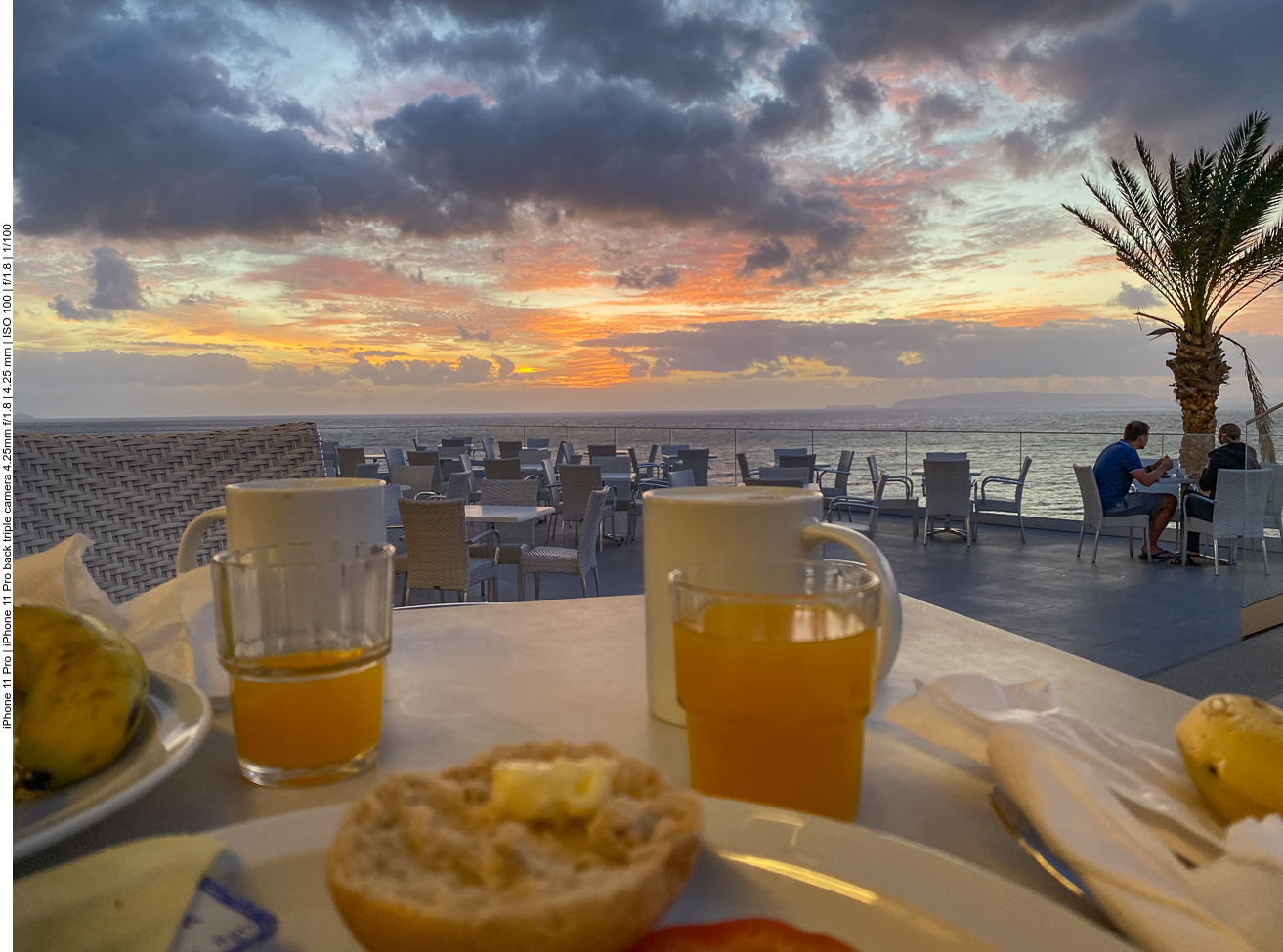 ... und wir genießen das Frühstück mit Ausblick auf das Meer