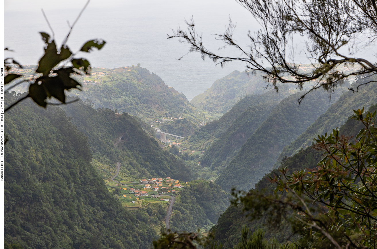 Blick ins Tal und zum Meer