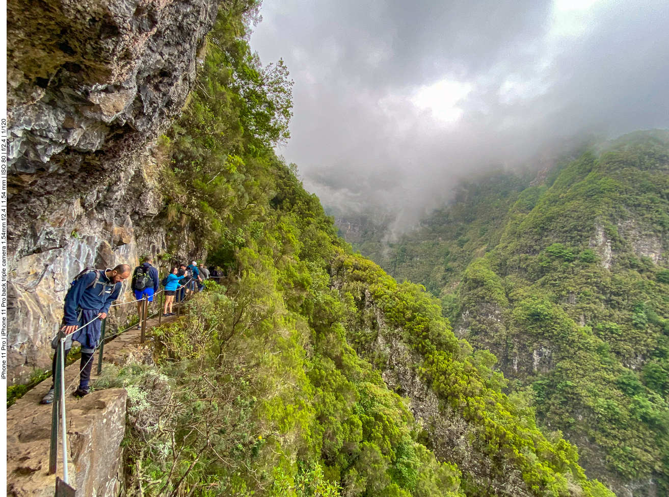 Unser Wanderführer schaut in die Schlucht