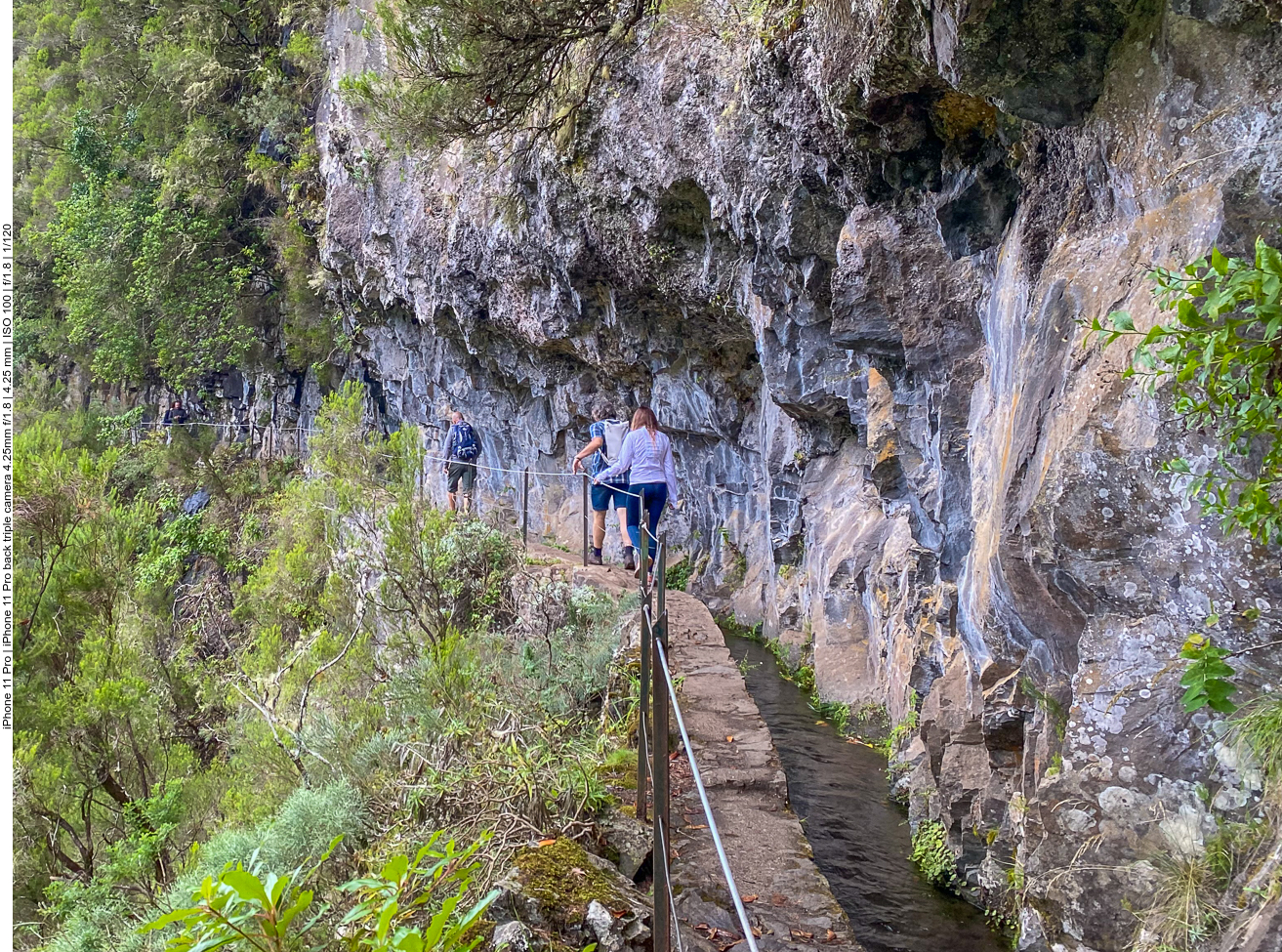 Nun liegt der Kanal rechts von uns