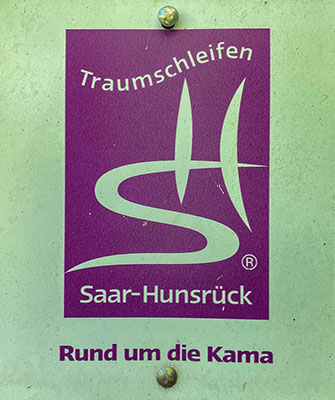 Kennzeichnung des Wanderwegs "Rund um die Kama"